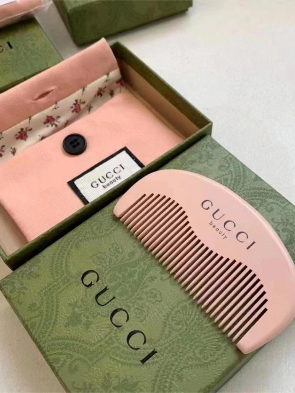 New With Box Gucci Pink Beauty Comb in Pink Floral Pochett